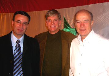 נידאל קבלן, משמאל, לצידו של דיוויד דיוק, באמצע.